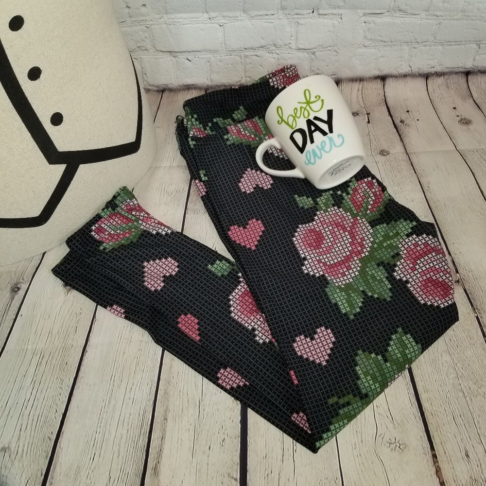 LuLaRoe Black and Pink Roses/Hearts Leggings TC2
